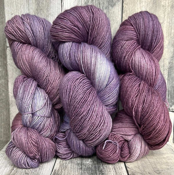 manos del uruguay fino corsage - Knot Another Hat