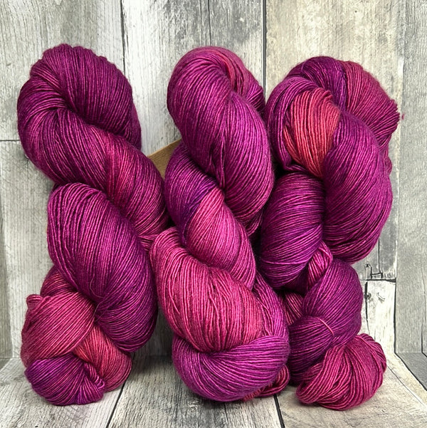 manos del uruguay fino brocade - Knot Another Hat