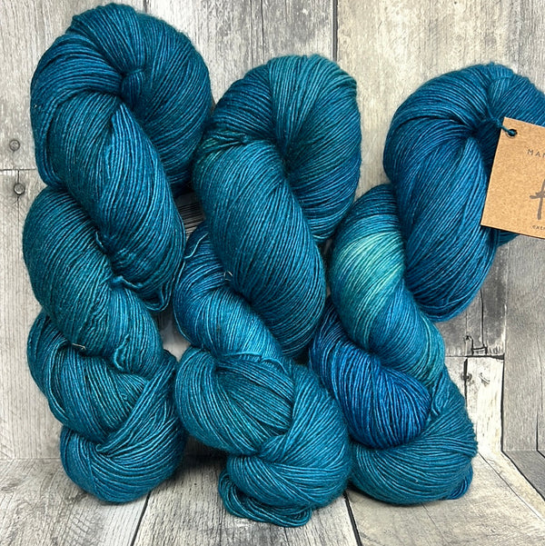 manos del uruguay fino peacock plume - Knot Another Hat
