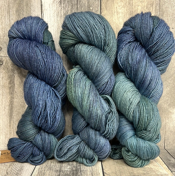 manos del uruguay fino diving bell - Knot Another Hat