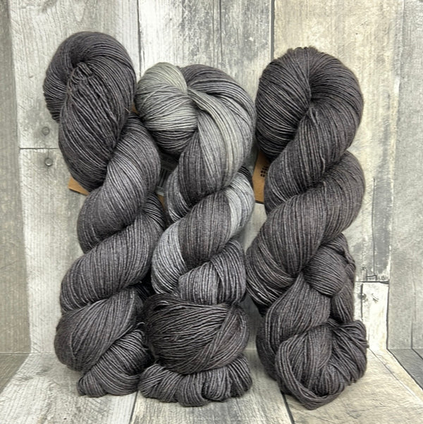 manos del uruguay fino mourning - Knot Another Hat