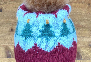 closeup image of the fabric of a 3-color handknit hat