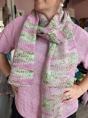 closeup image of a self-patterning brioche knit handknit scarf