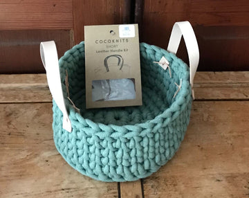 picture of crocheted basket made with jumbo cord and faux leather handles