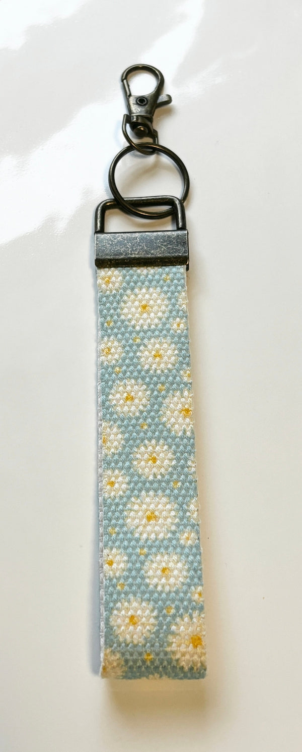 lilyann cove cotton wristlet keychain light blue daisy - Knot Another Hat