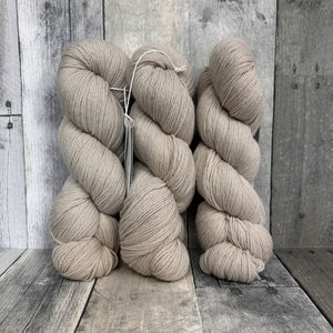 kinua luxury blend fingering silver - Knot Another Hat