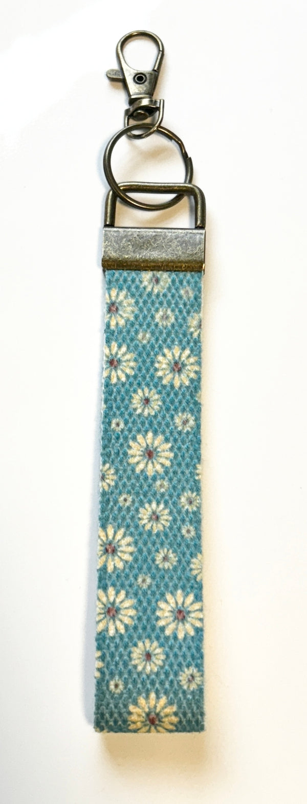 lilyann cove cotton wristlet keychain teal daisy - Knot Another Hat