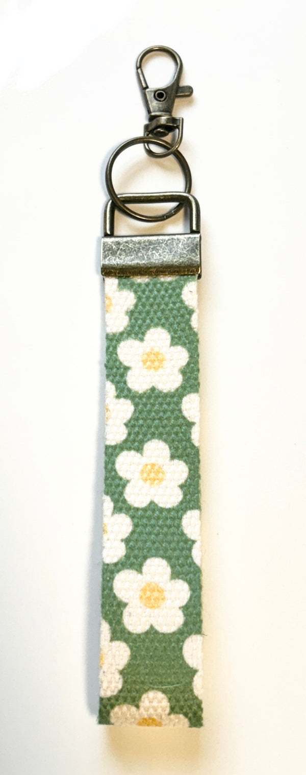 lilyann cove cotton wristlet keychain green large daisy - Knot Another Hat